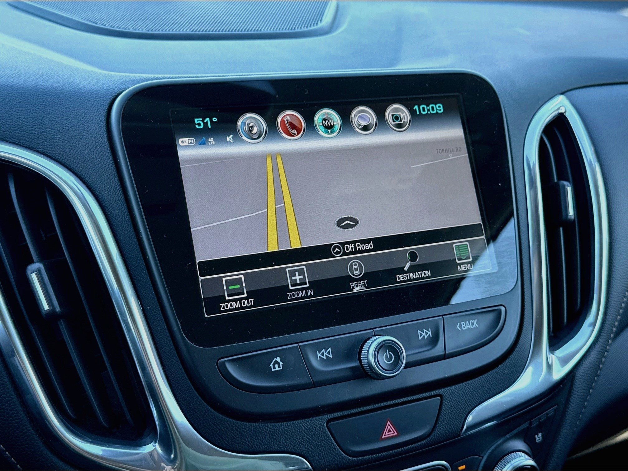 Used 2018 Silver Ice Metallic Chevrolet Premier image 23