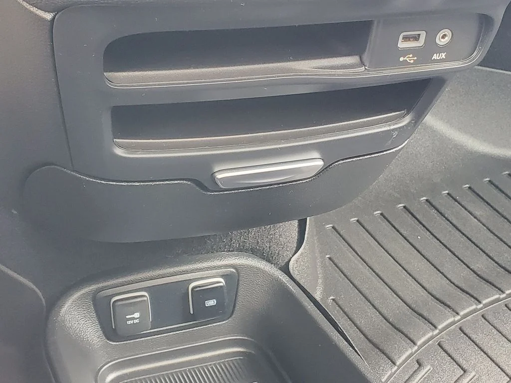Used 2019 Silver Chrysler Limited image 19