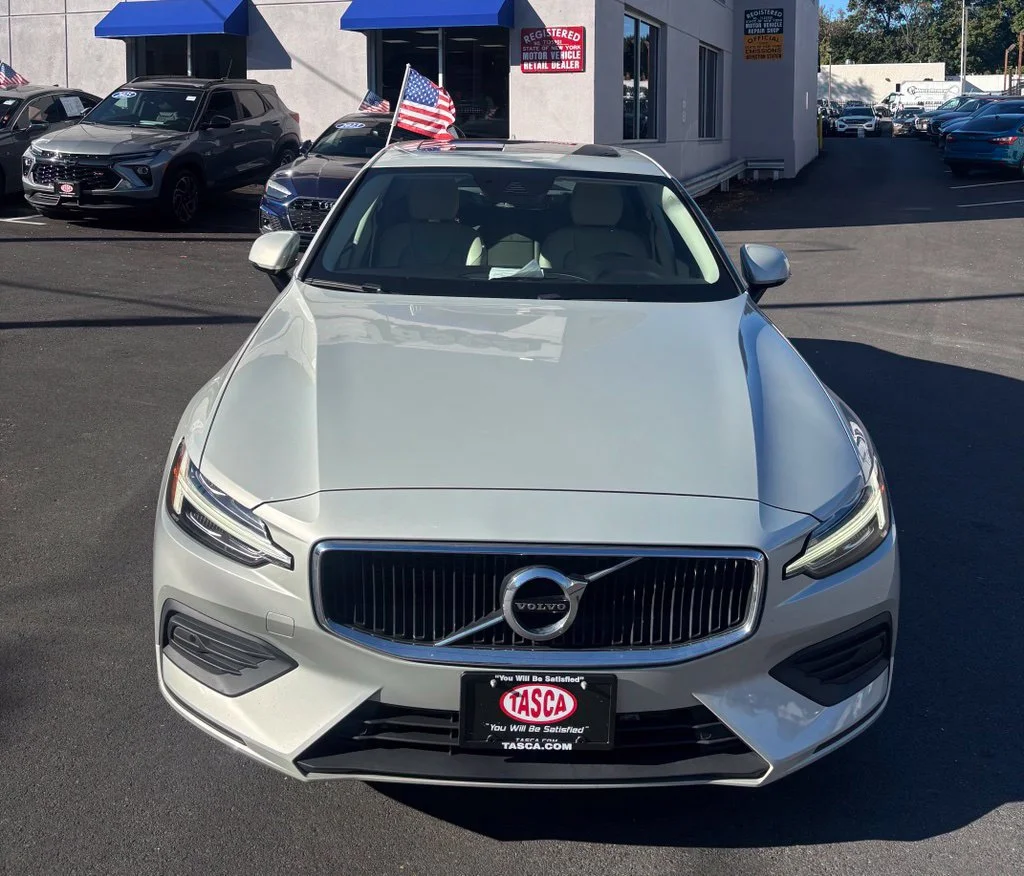 Used 2019 Beige Volvo T6 Momentum image 9