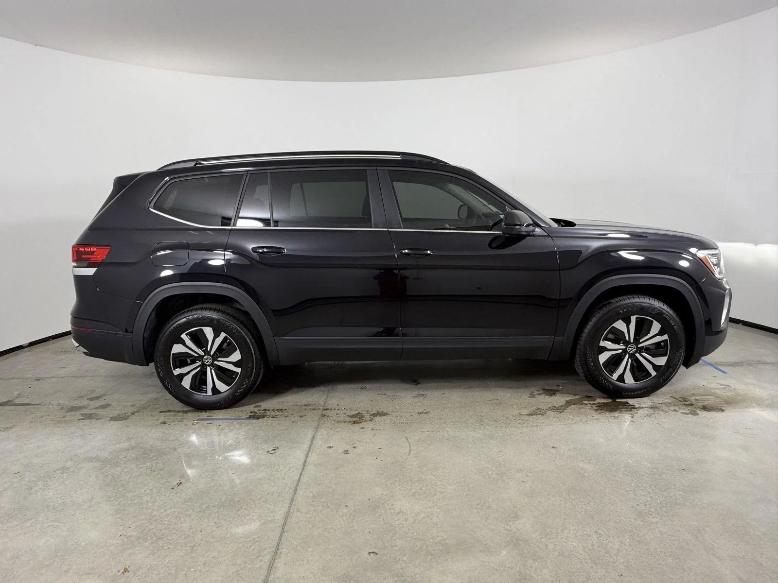 New 2026 Deep Black Pearl Volkswagen 2.0T SE image 4
