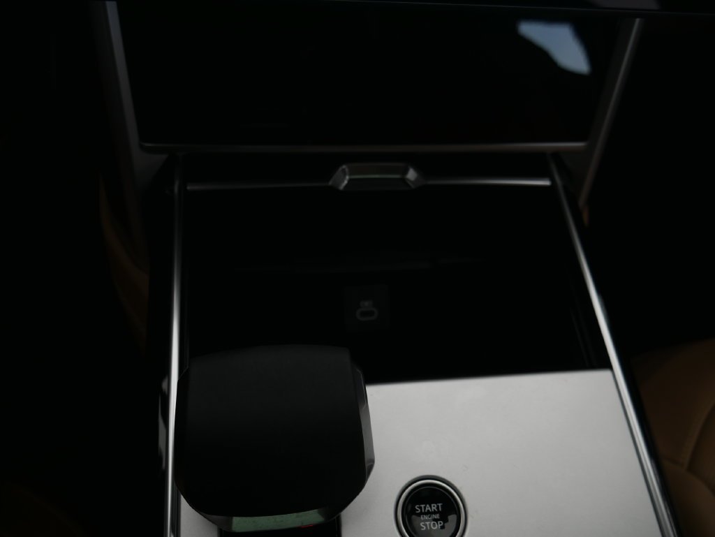 Used 2025  Land Rover Autobiography image 31
