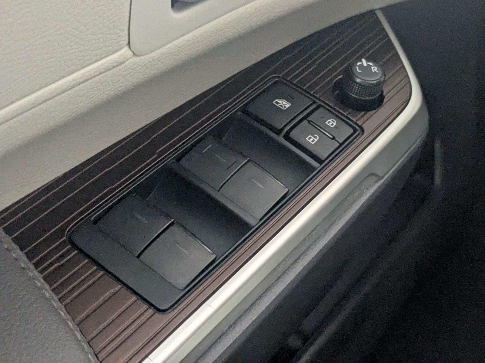 2024 Toyota Sienna XLE - Photo 17