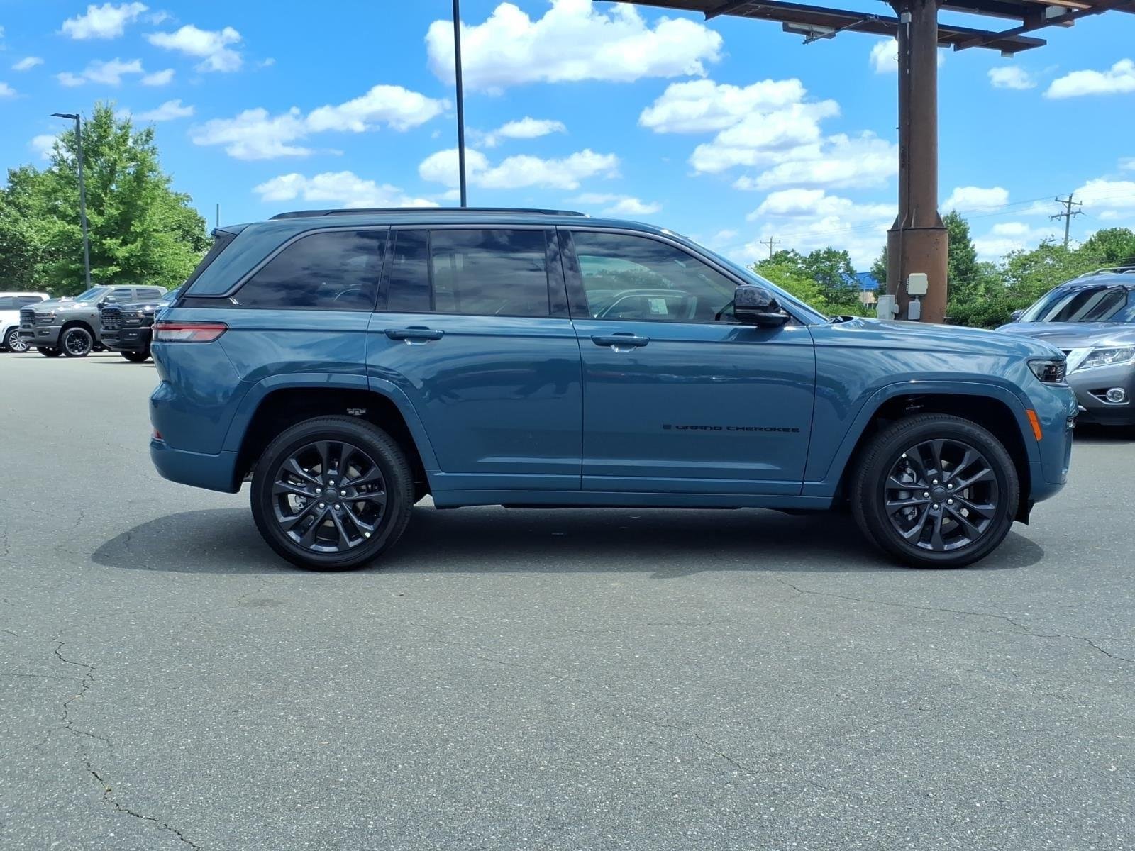 New 2026 Steel Blue Exterior Paint Jeep Limited Reserve image 11