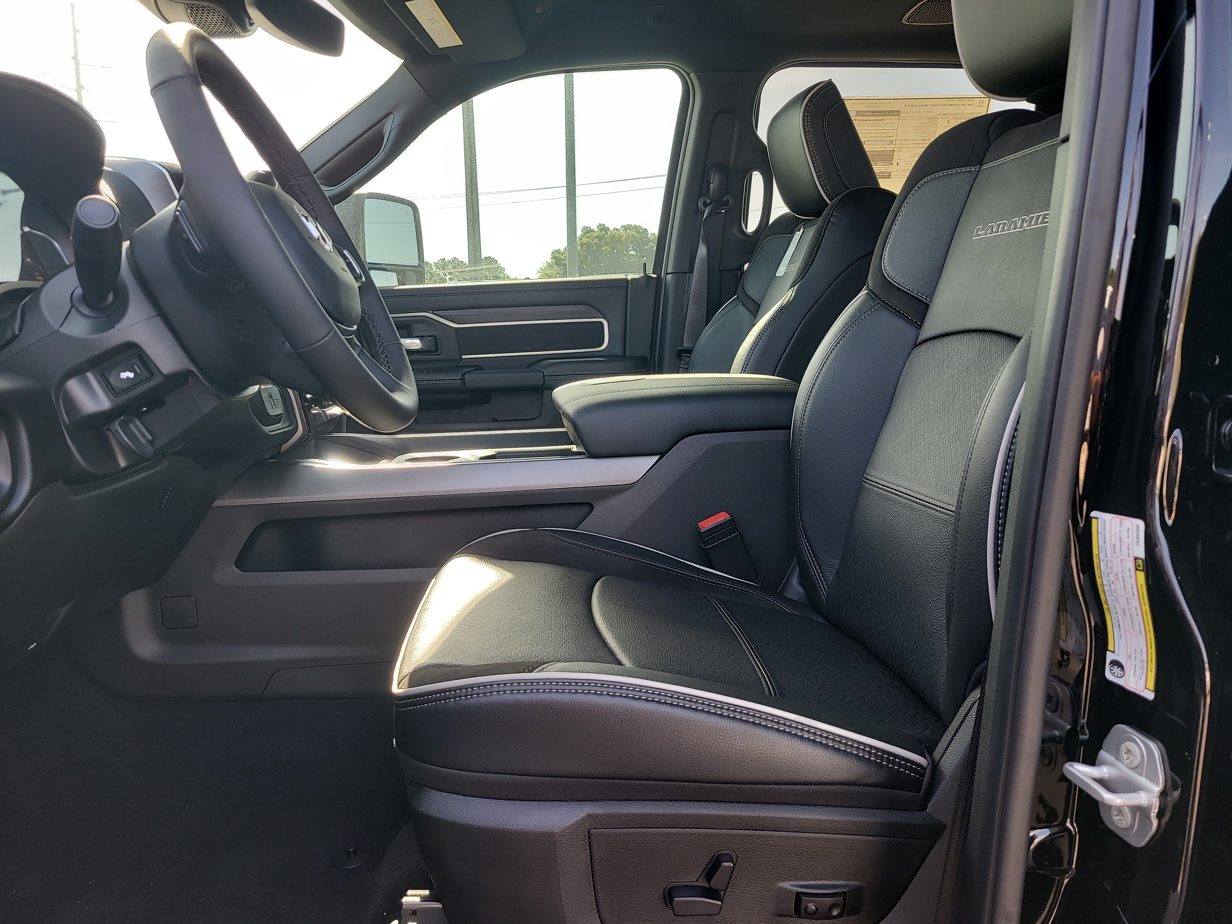 New 2026 Diamond Black Crystal Pearl-Coat Exterior Paint RAM Laramie image 13