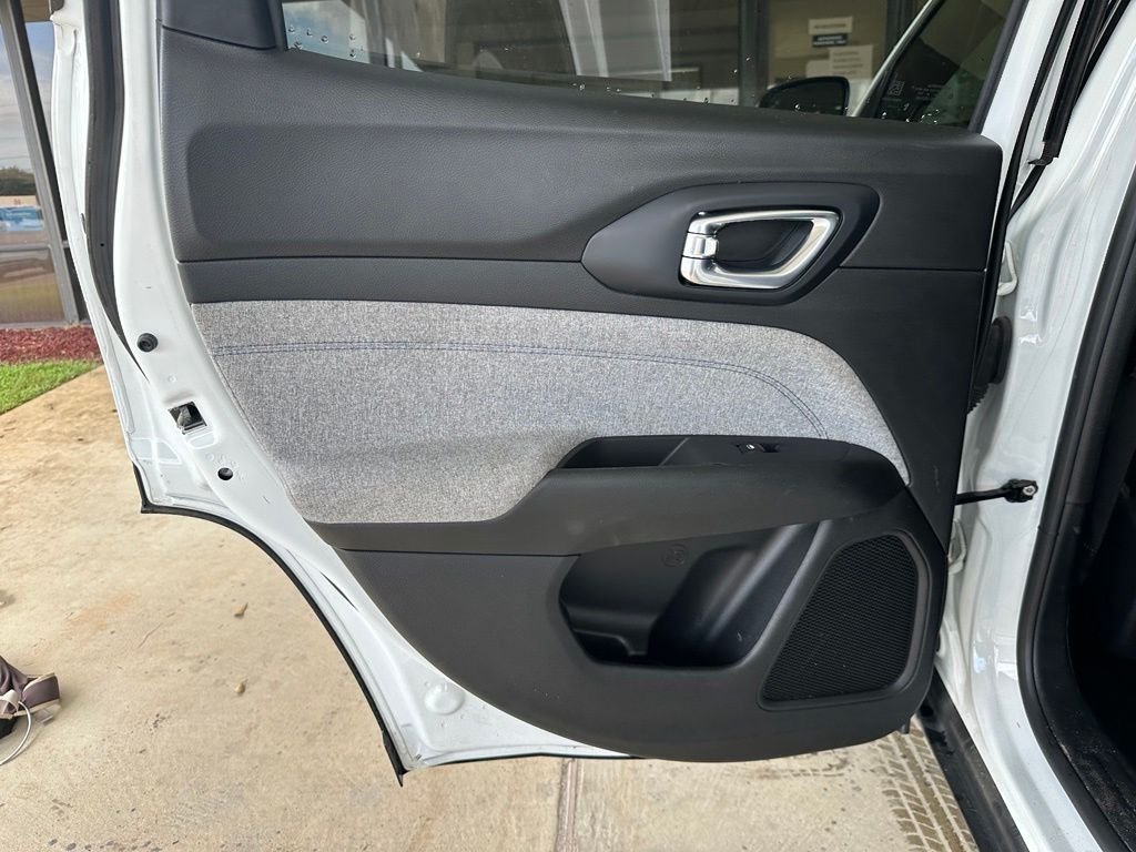 Used 2024 White Jeep Latitude image 17