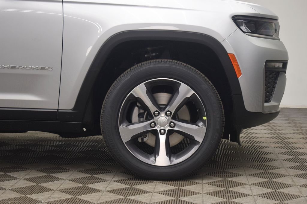 New 2026 Silver Zynith Exterior Paint Jeep Limited image 6