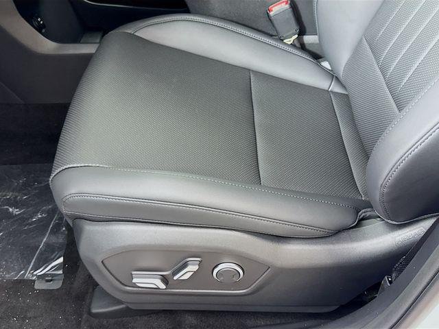 New 2026 White Hyundai SEL FWD image 30