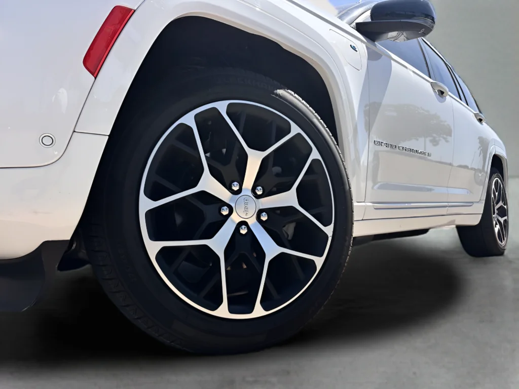 Used 2022 White Jeep Summit Reserve 4xe image 30
