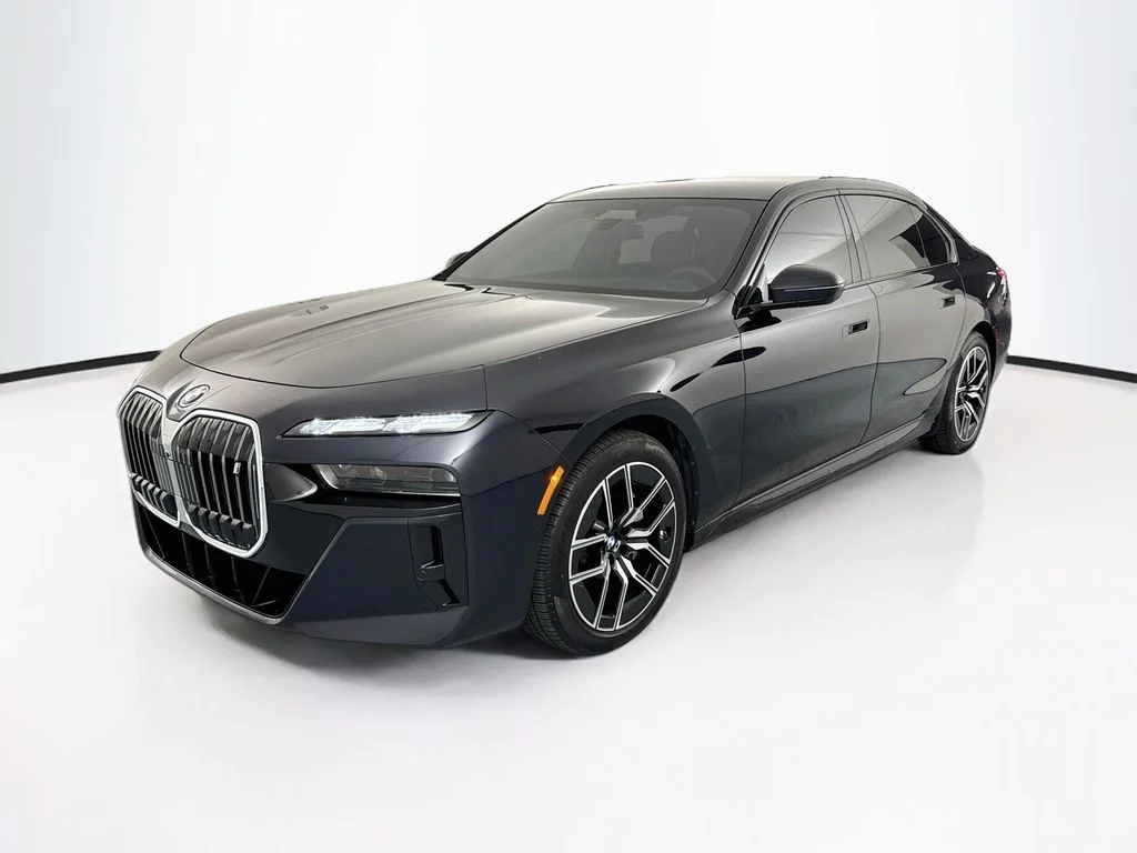 Used 2023 Black BMW xDrive60 image 1