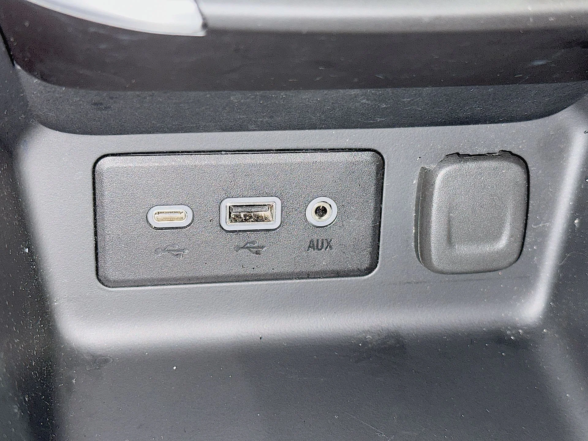 Used 2023 Summit White GMC SLE image 32