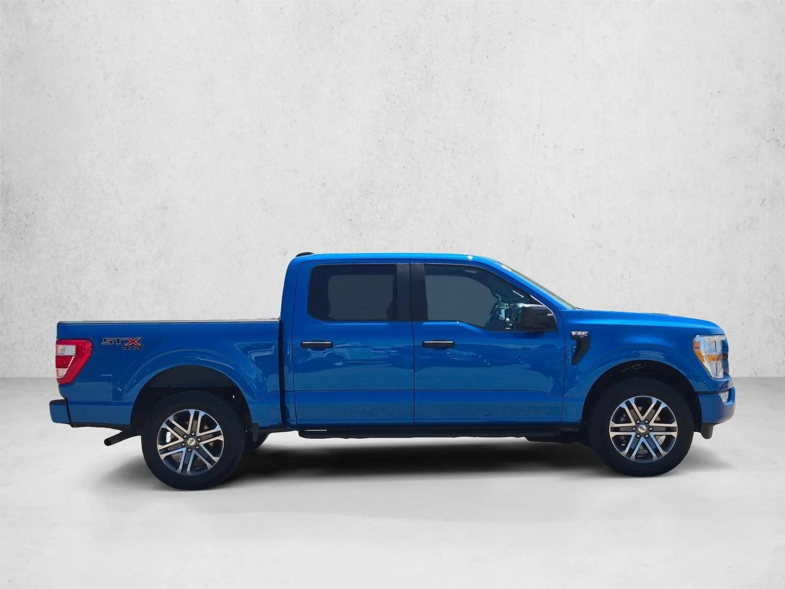 Used 2021 Velocity Blue Metallic Ford XL image 3