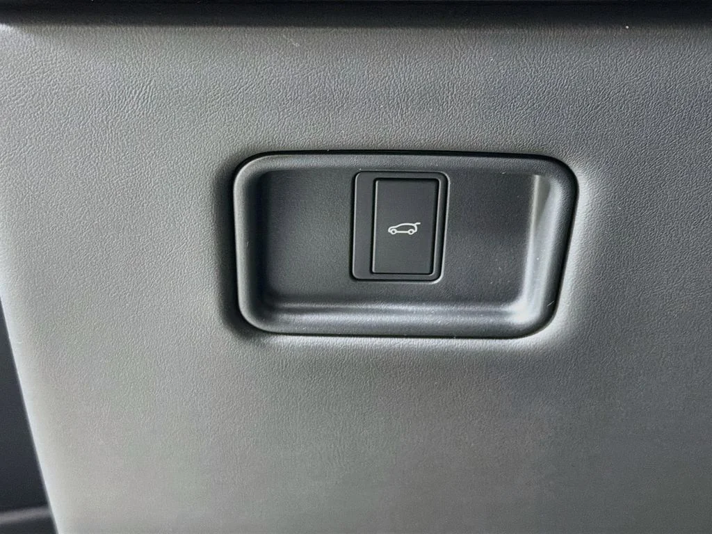 New 2027 Fuji White Land Rover Dynamic SE image 10