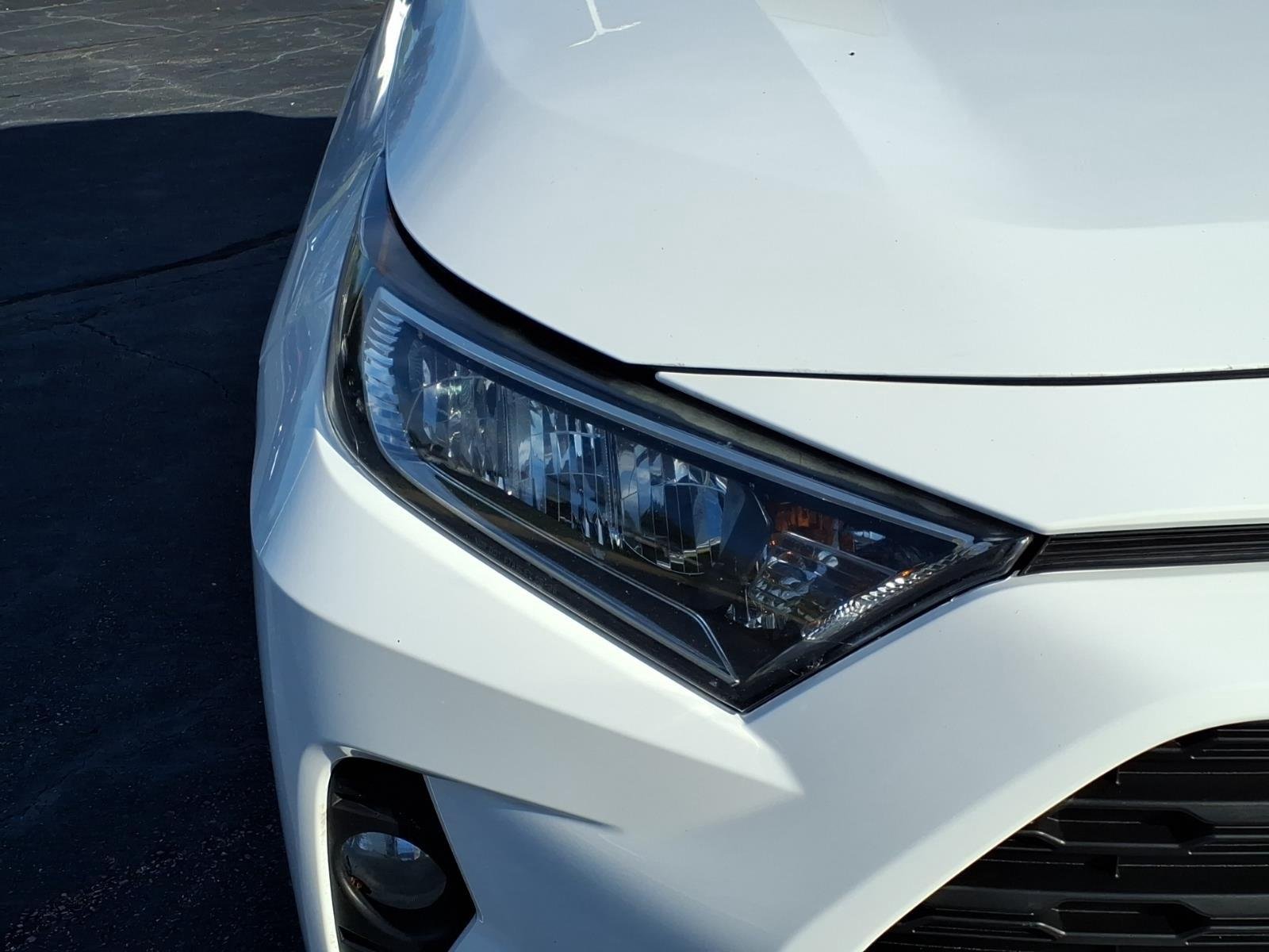 Used 2020 Super White Toyota XLE Premium image 15