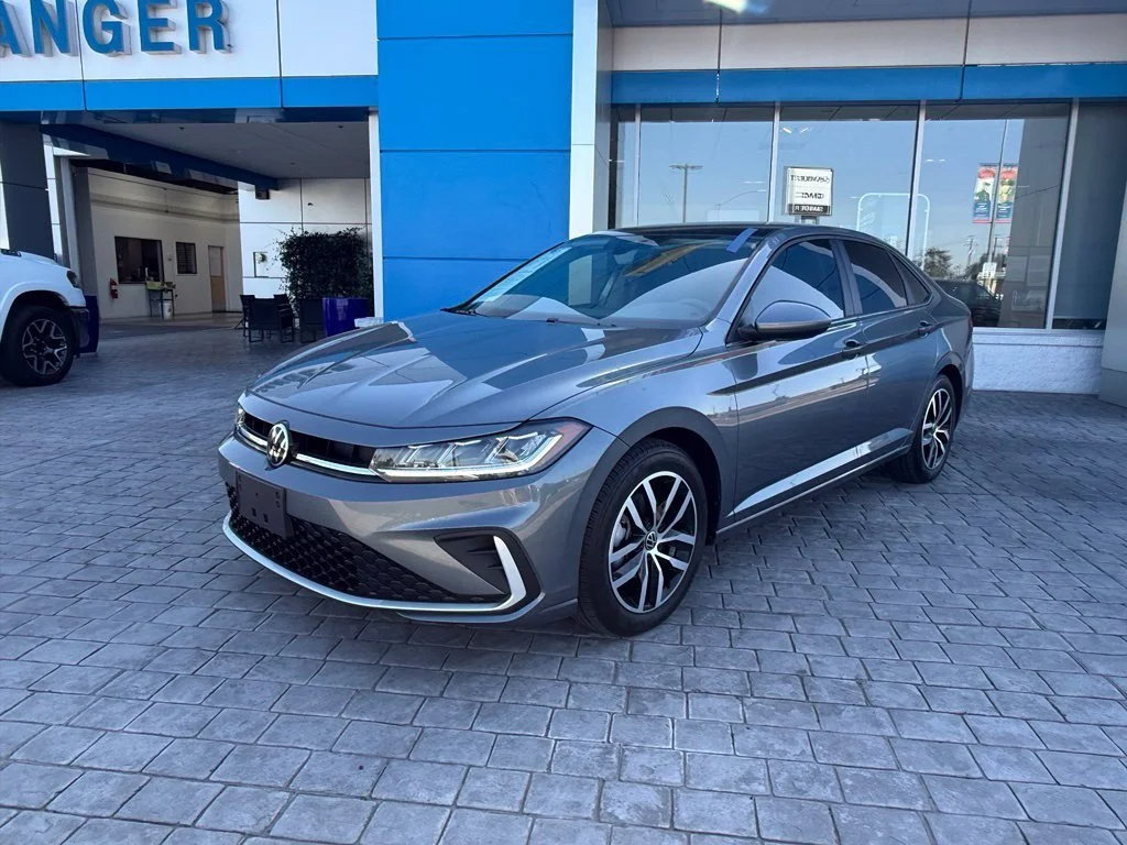 Used 2025 Gray Volkswagen 1.5T SE image 4