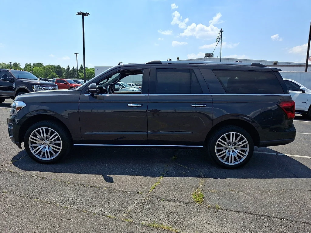 Used 2024  Ford Limited image 7
