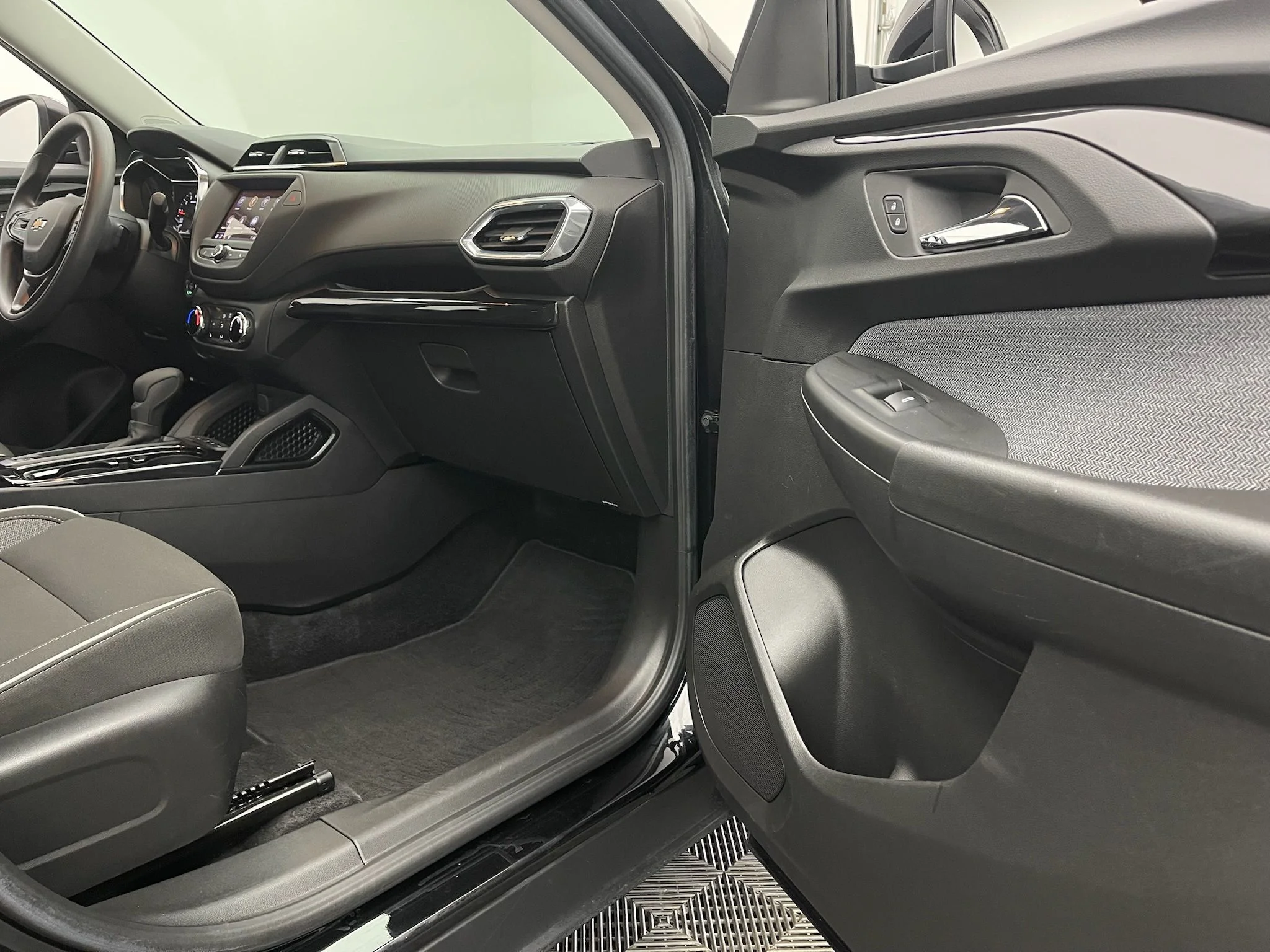 Used 2022 Mosaic Black Metallic Chevrolet LT image 29