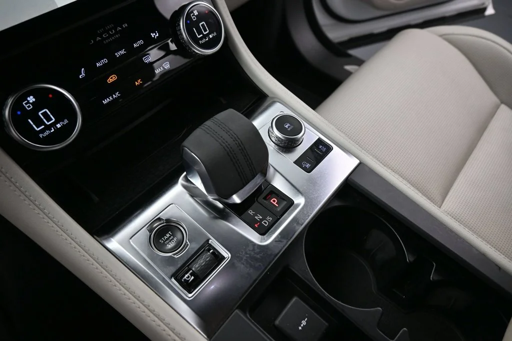 Used 2023  Jaguar P400 R-Dynamic S image 13