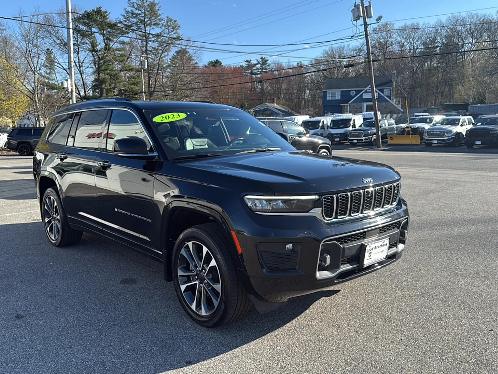 Certified Used 2023 Diamond Black Crystal Pearlcoat Jeep Overland 4x4 image 3