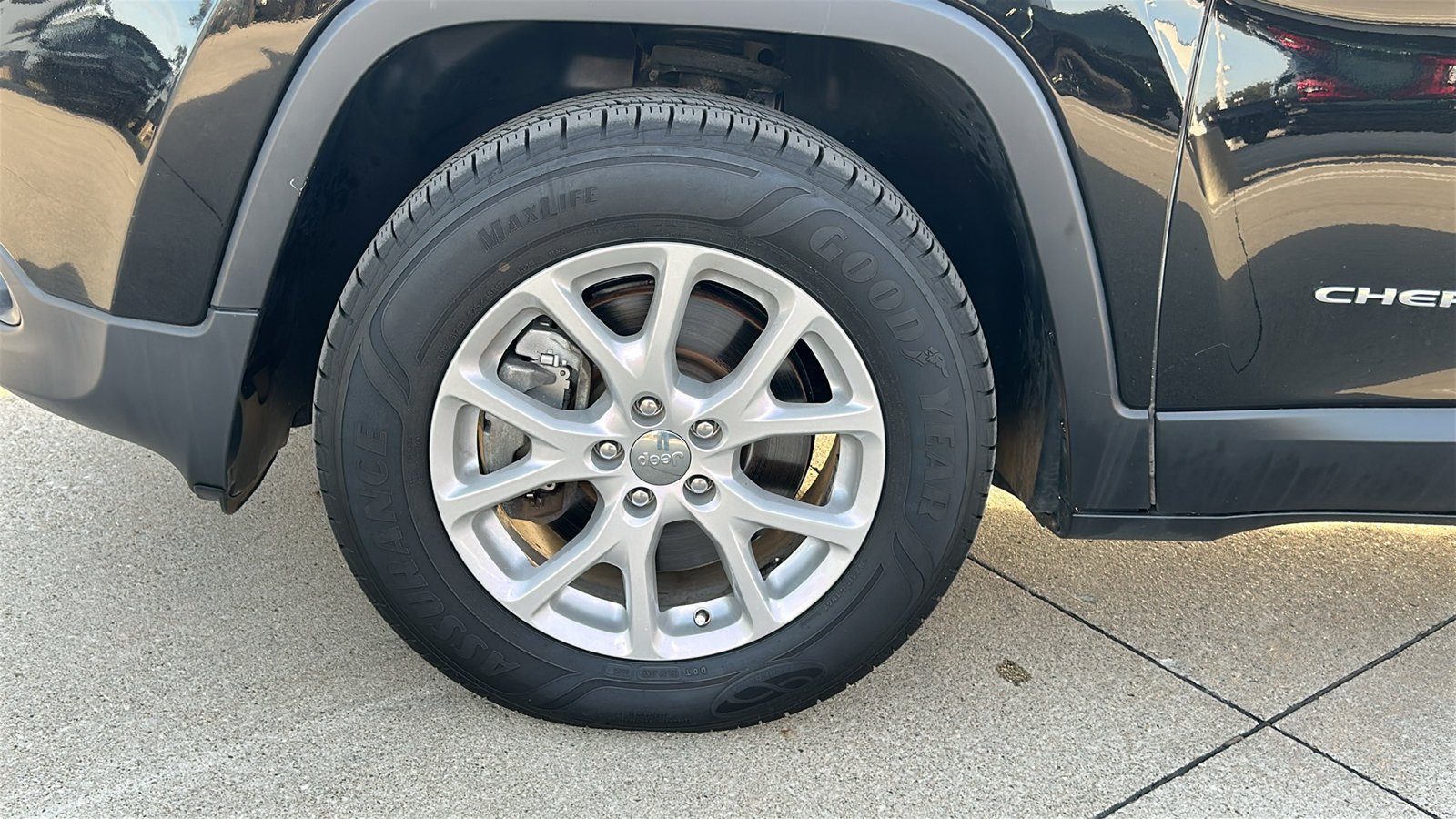 Used 2017 Black Jeep Latitude image 10