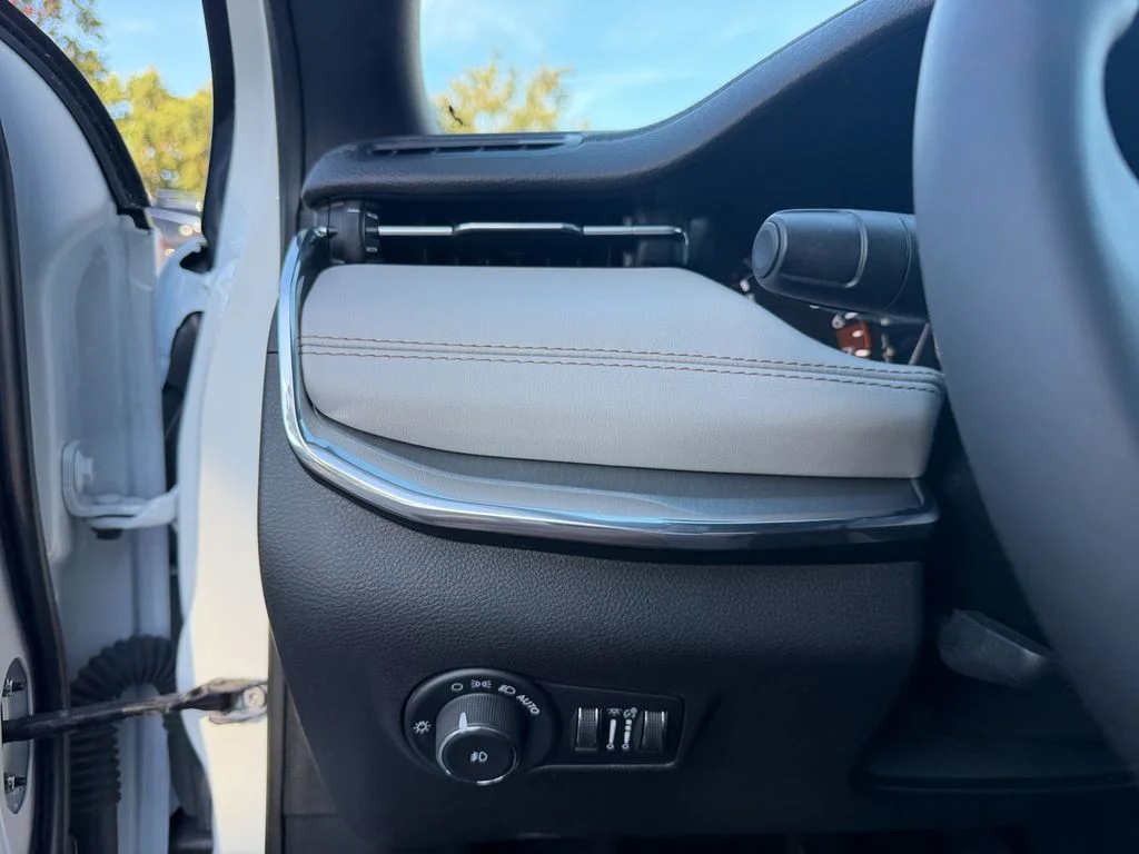 Used 2024 Bright White Clearcoat Jeep Limited image 19