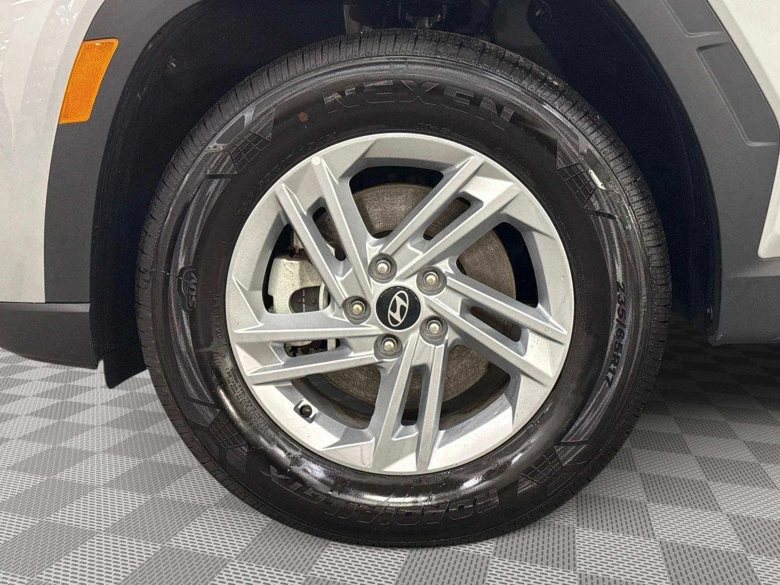 Used 2025 Shimmering Silver Hyundai SE image 9
