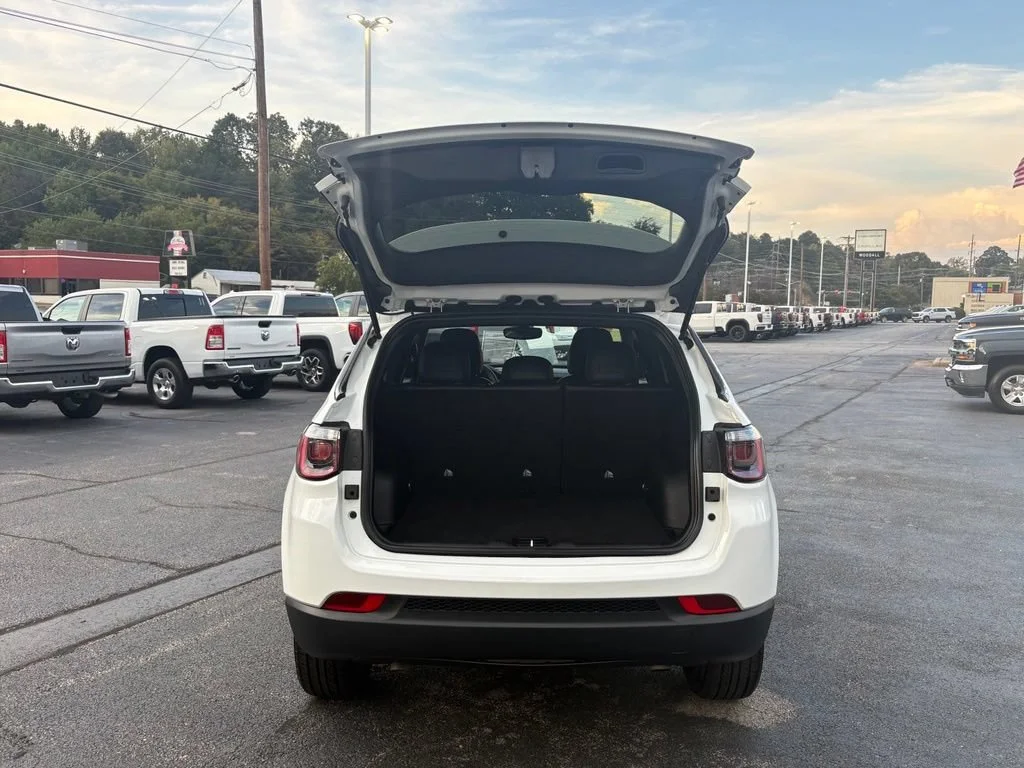 Used 2025 White Jeep Latitude image 7