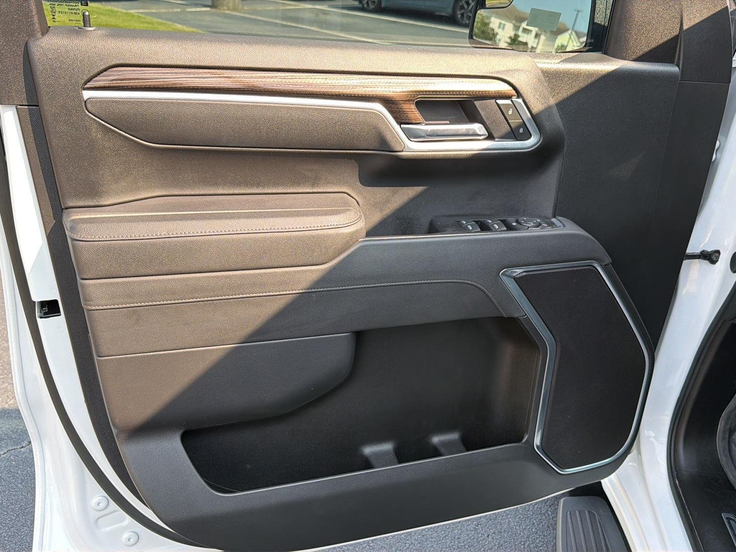 Used 2025 Summit White Chevrolet LT image 16