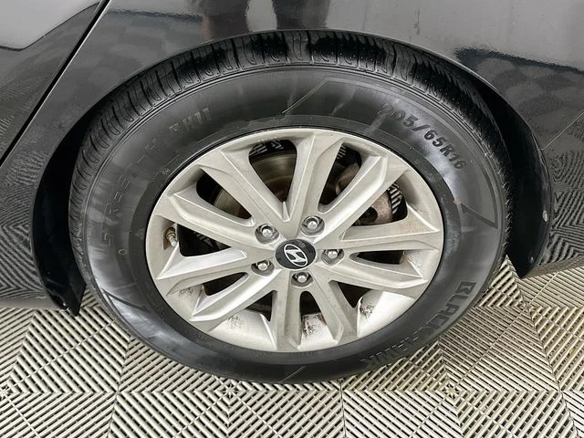 Pre-Owned 2014 Hyundai Elantra SE