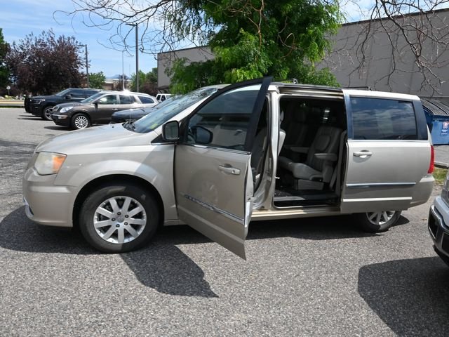 Used 2013 Beige Chrysler Touring image 4