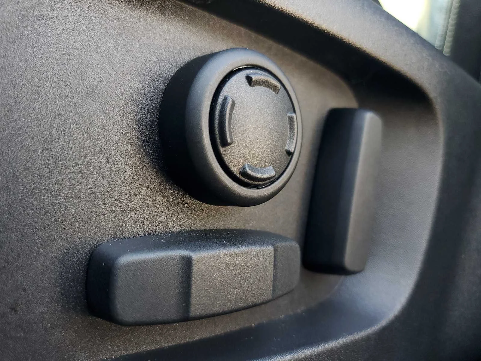 Used 2023  Land Rover R-Dynamic S image 19