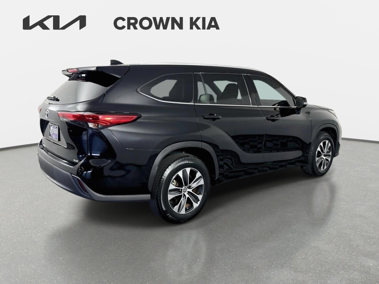 Used 2022 Midnight Black Metallic Toyota XLE image 5