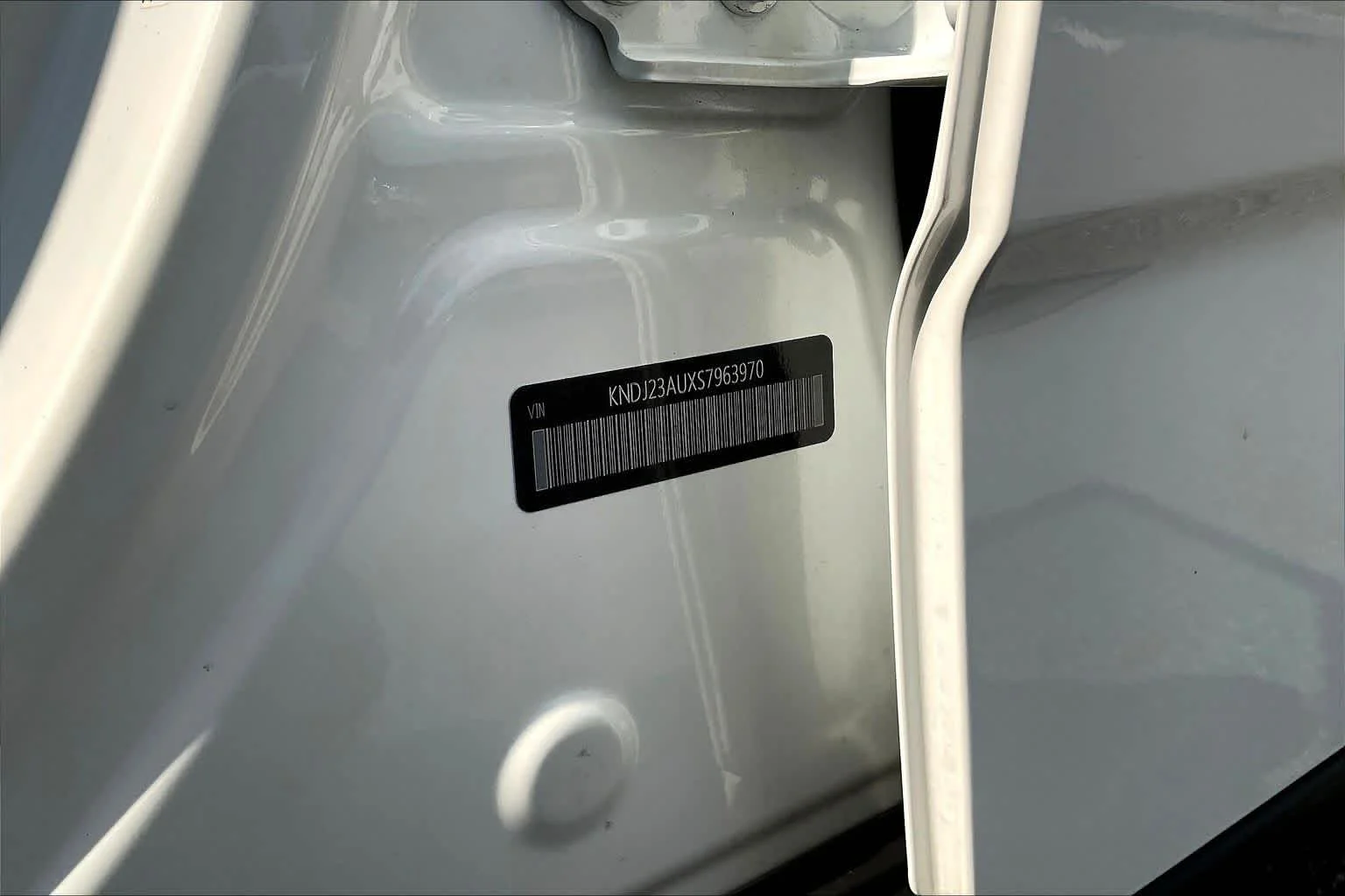 Used 2025 Snow White Pearl Kia LX image 33