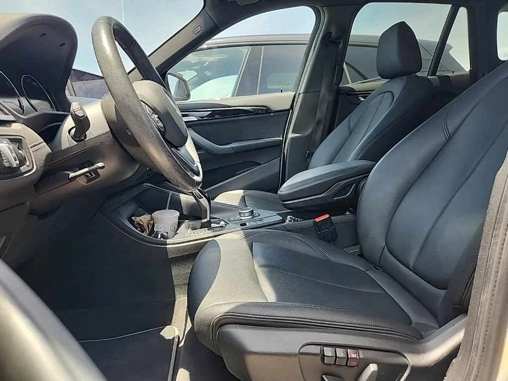 Used 2021 Alpine White BMW sDrive28i image 2