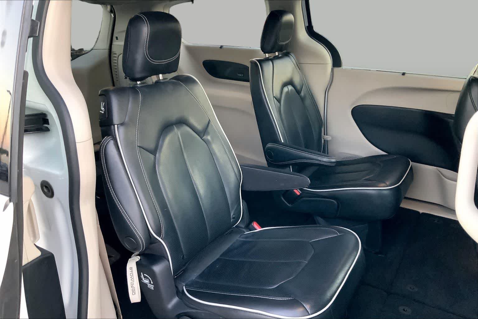 Used 2022 Bright White Clearcoat Chrysler Limited image 19