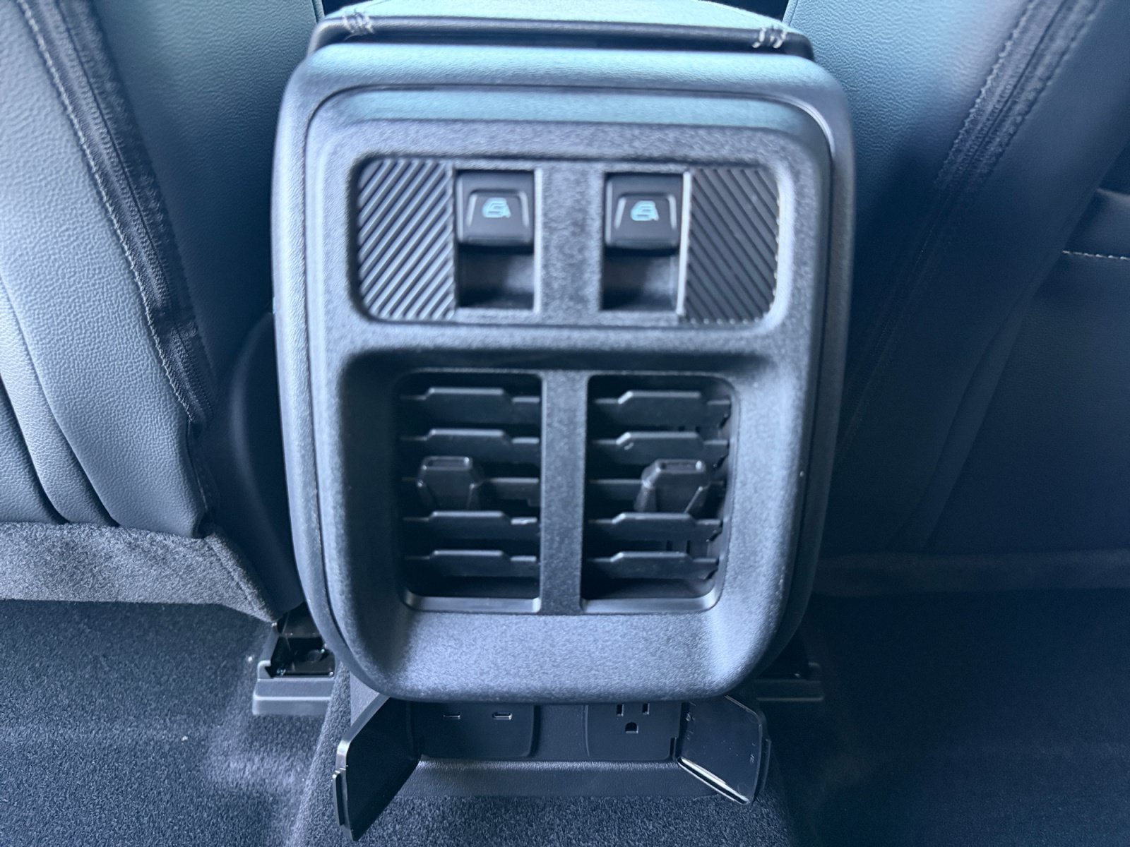 New 2026 Avalanche Gray Ford Outer Banks image 23