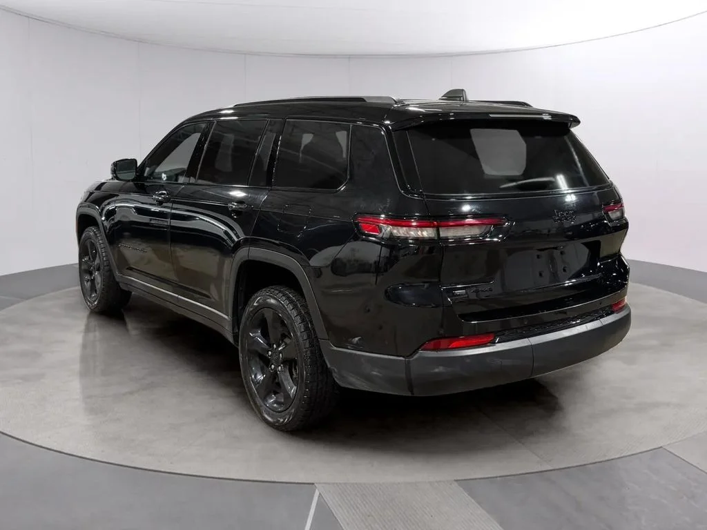 Used 2023 Black Jeep Altitude image 5