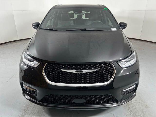 New 2026 Diamond Black Crystal Pearl-Coat Exterior Paint Chrysler Select image 3