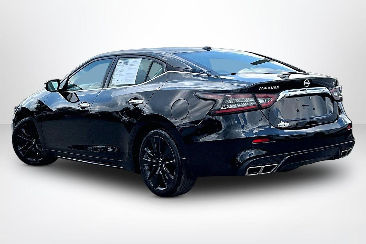 Used 2023 Super Black Nissan SL image 5