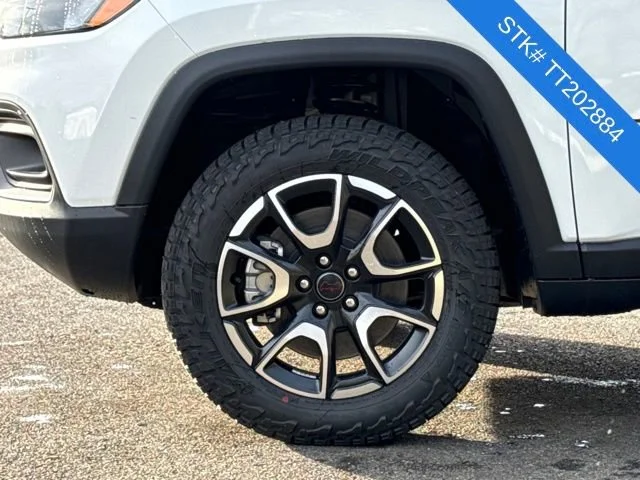 New 2026 Bright White Clear-Coat Exterior Paint Jeep Trailhawk image 3