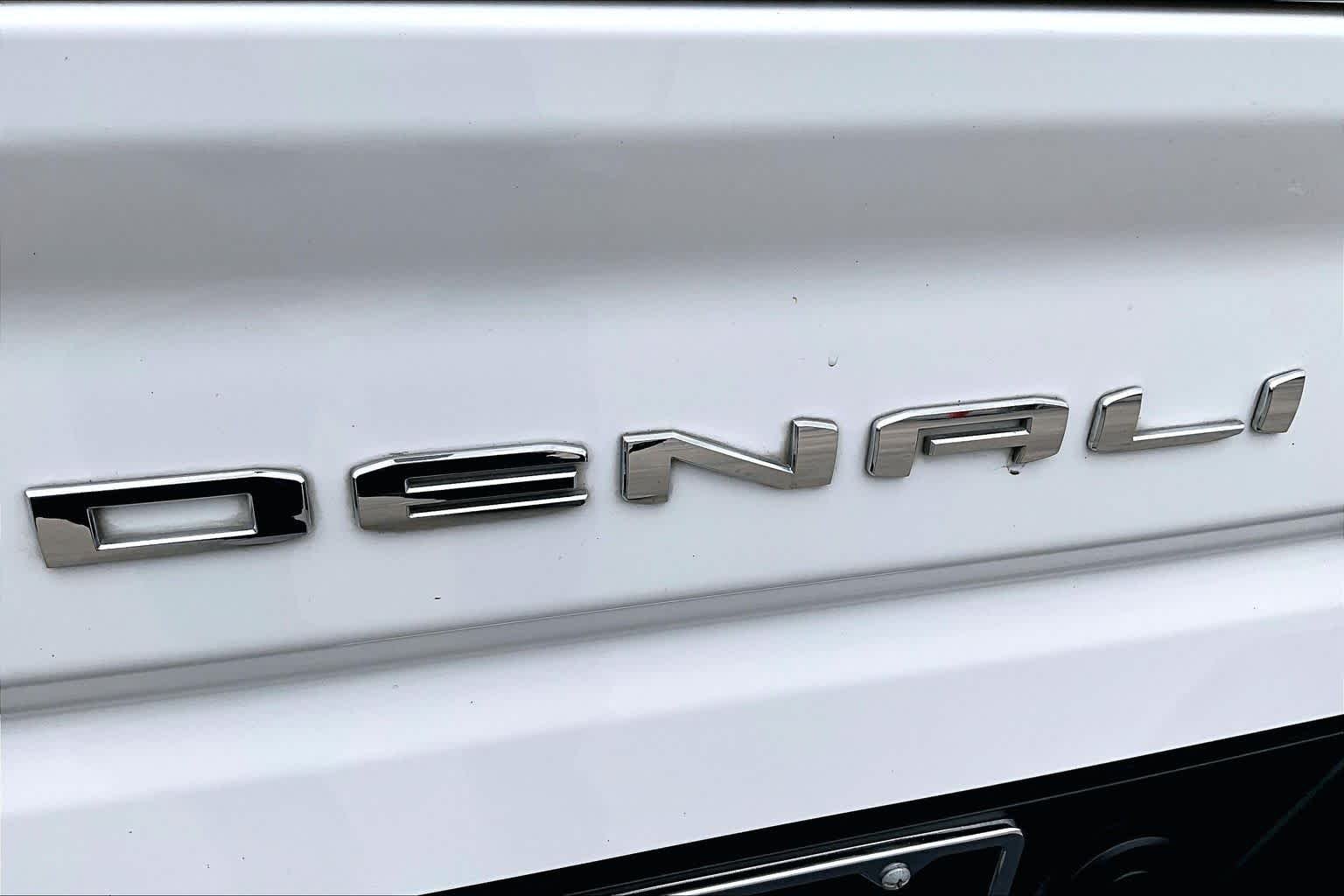 Used 2022 Summit White GMC Denali image 10