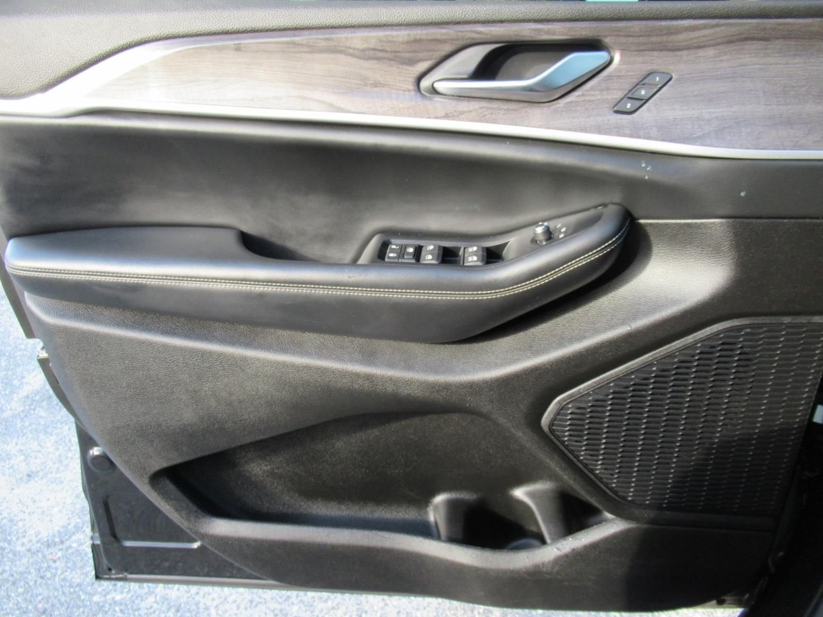Used 2023  Jeep Limited image 21