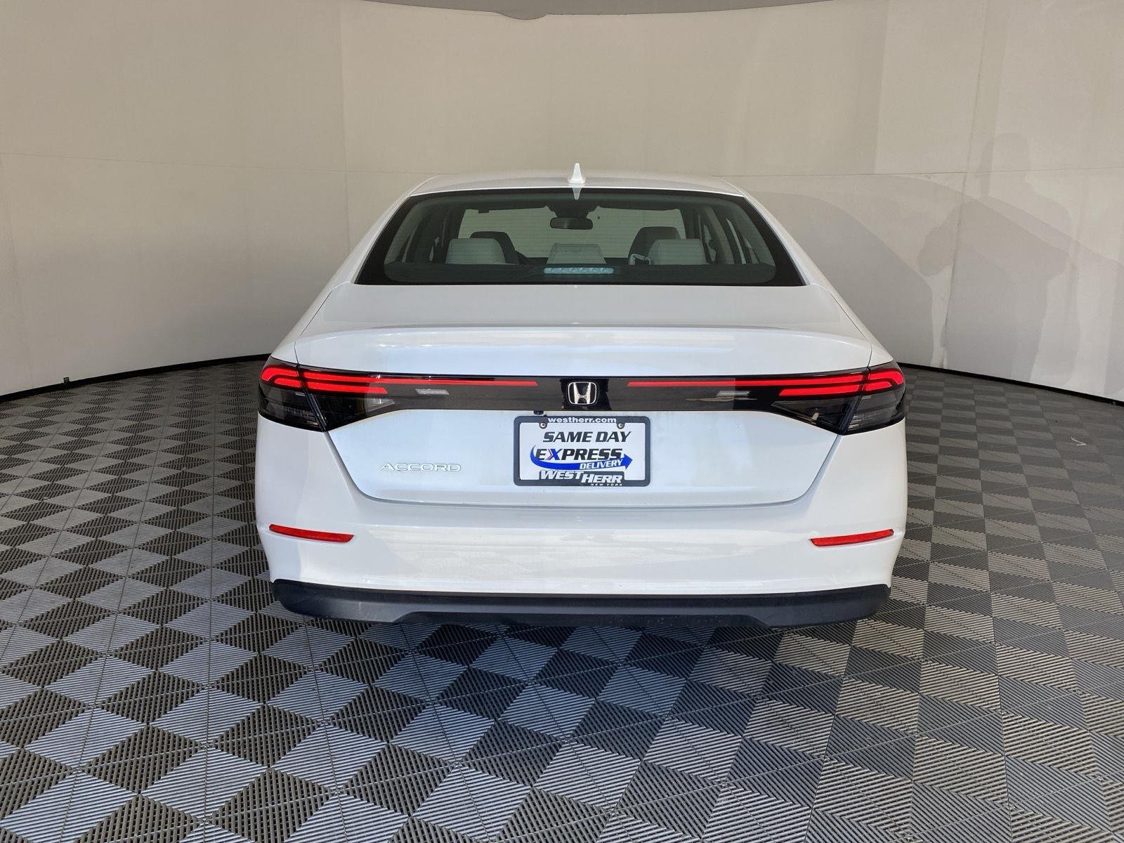 Used 2024 Platinum White Pearl Honda EX image 6