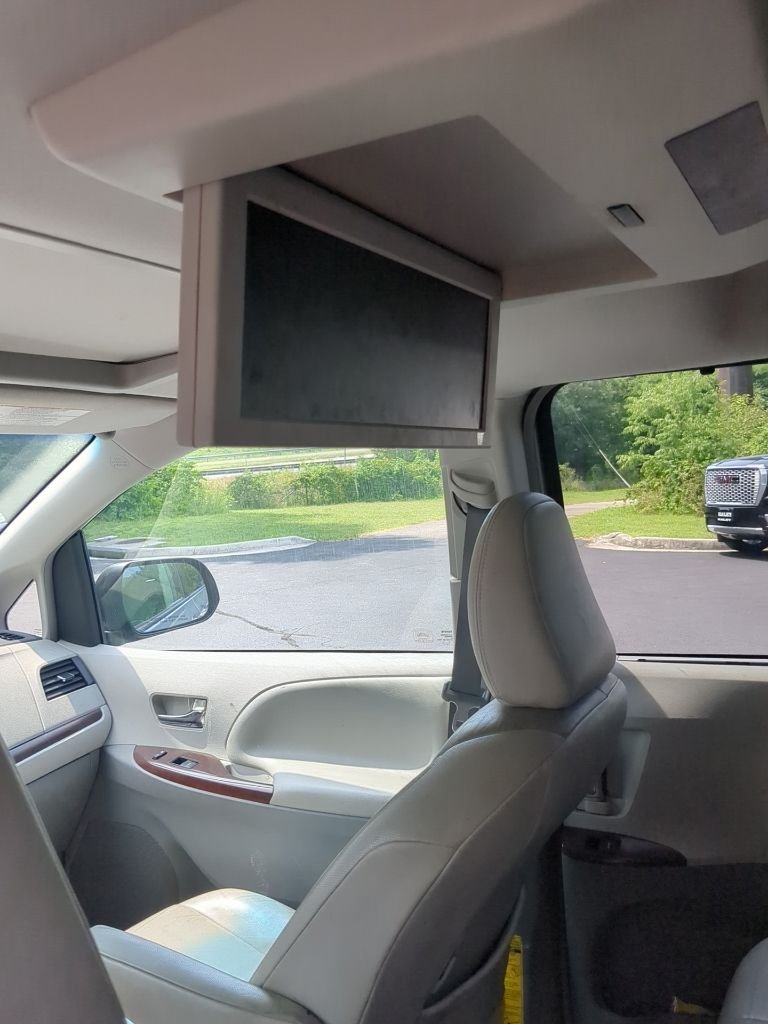 Used 2012 Silver Toyota XLE image 12