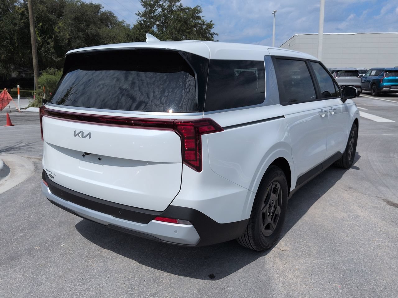 New 2027 Snow White Pearl Kia LX image 4