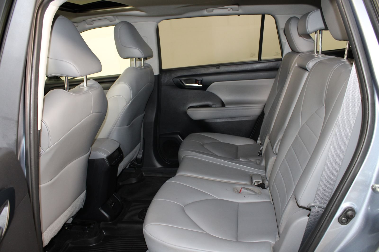 Used 2023  Toyota XLE image 12