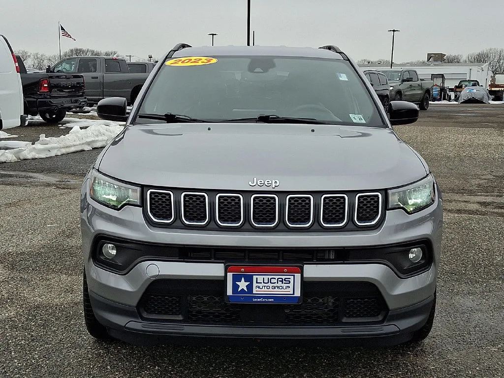 Used 2023 Billet Silver Metallic Clearcoat Jeep Latitude image 4