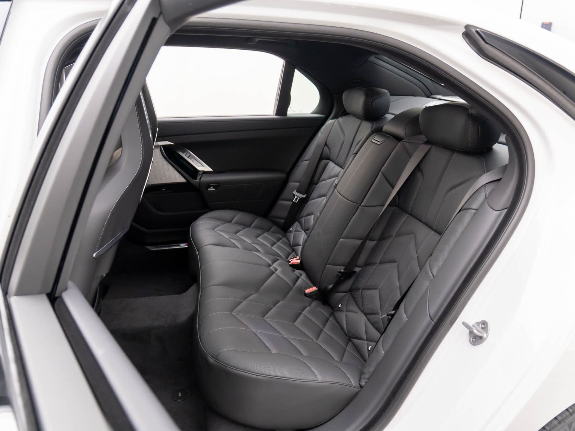 2025 BMW 7 Series 750e - Photo 17