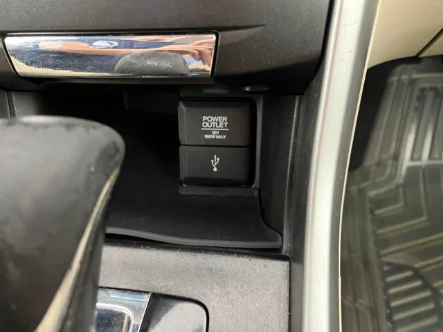 Used 2015 White Honda  image 29