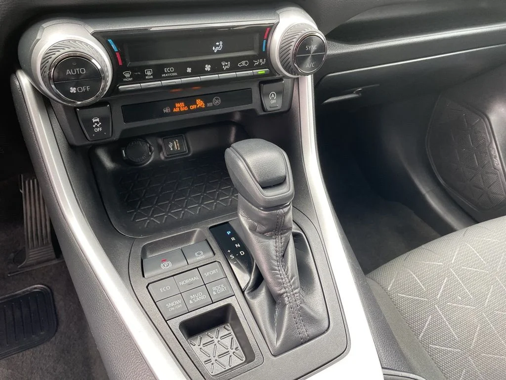 2023 Toyota RAV4 XLE - Photo 12