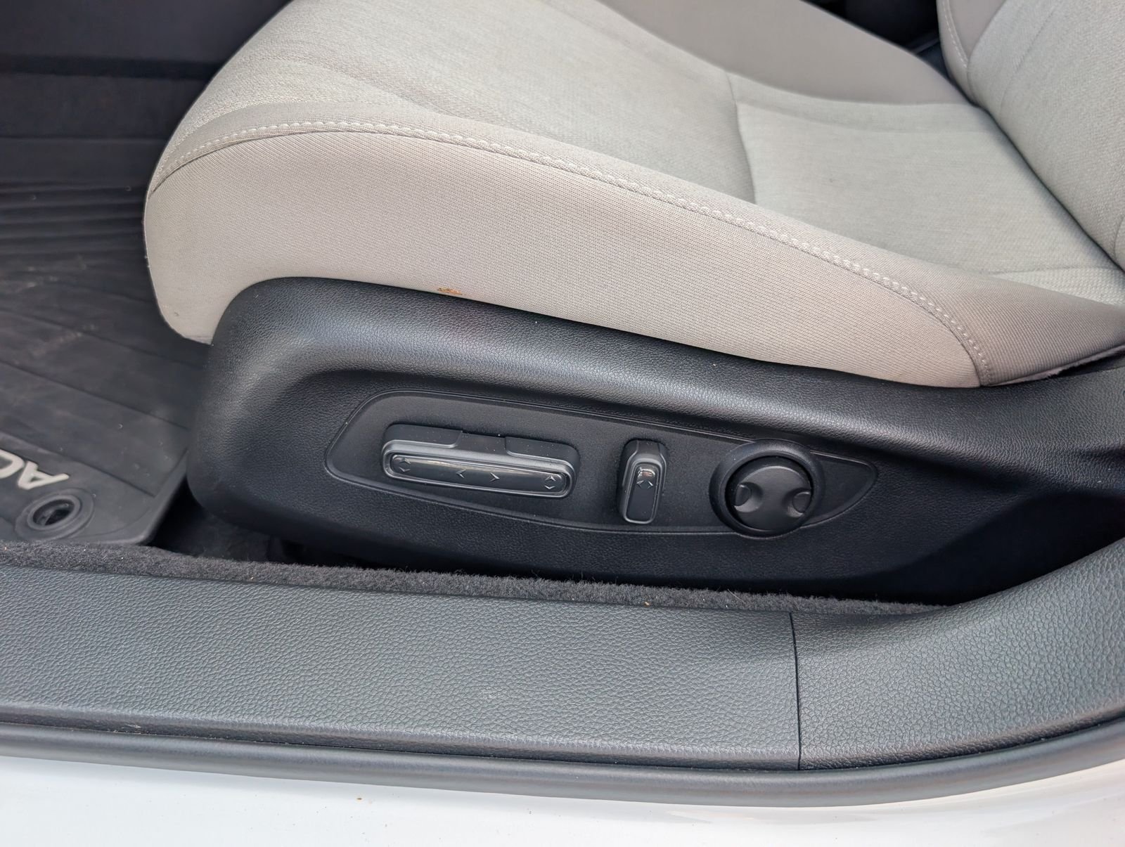 Used 2025 White Honda SE image 16